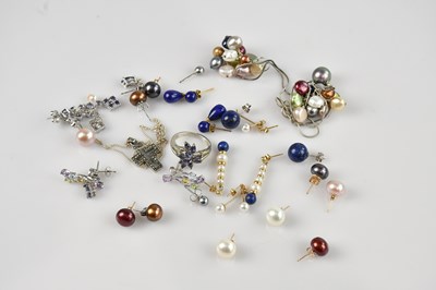 Lot 1086 - A small collection of assorted costume...