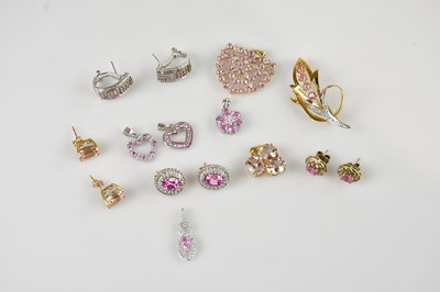 Lot 2169 - A collection of yellow metal, white metal and...