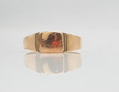 Lot 771 - A small 9ct gold ring, size I, approx 1.6g.