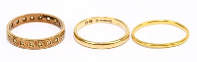 Lot 1172 - A 9ct yellow gold wedding band, size M,...
