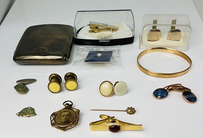 Lot 766 - A small quantity of costume jewellery...