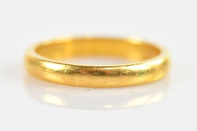 Lot 625 - A 22ct yellow gold wedding band, size U,...