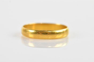 Lot 629 - A 22ct yellow gold wedding band, size V,...