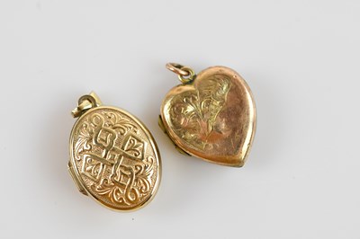 Lot 618 - A 9ct yellow gold circular locket, approx 1.5g,...
