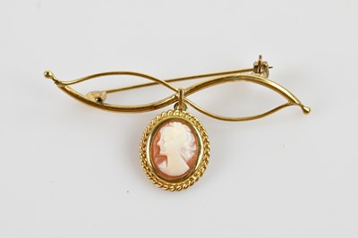 Lot 598 - A 9ct yellow gold cameo brooch, approx 2.4g.