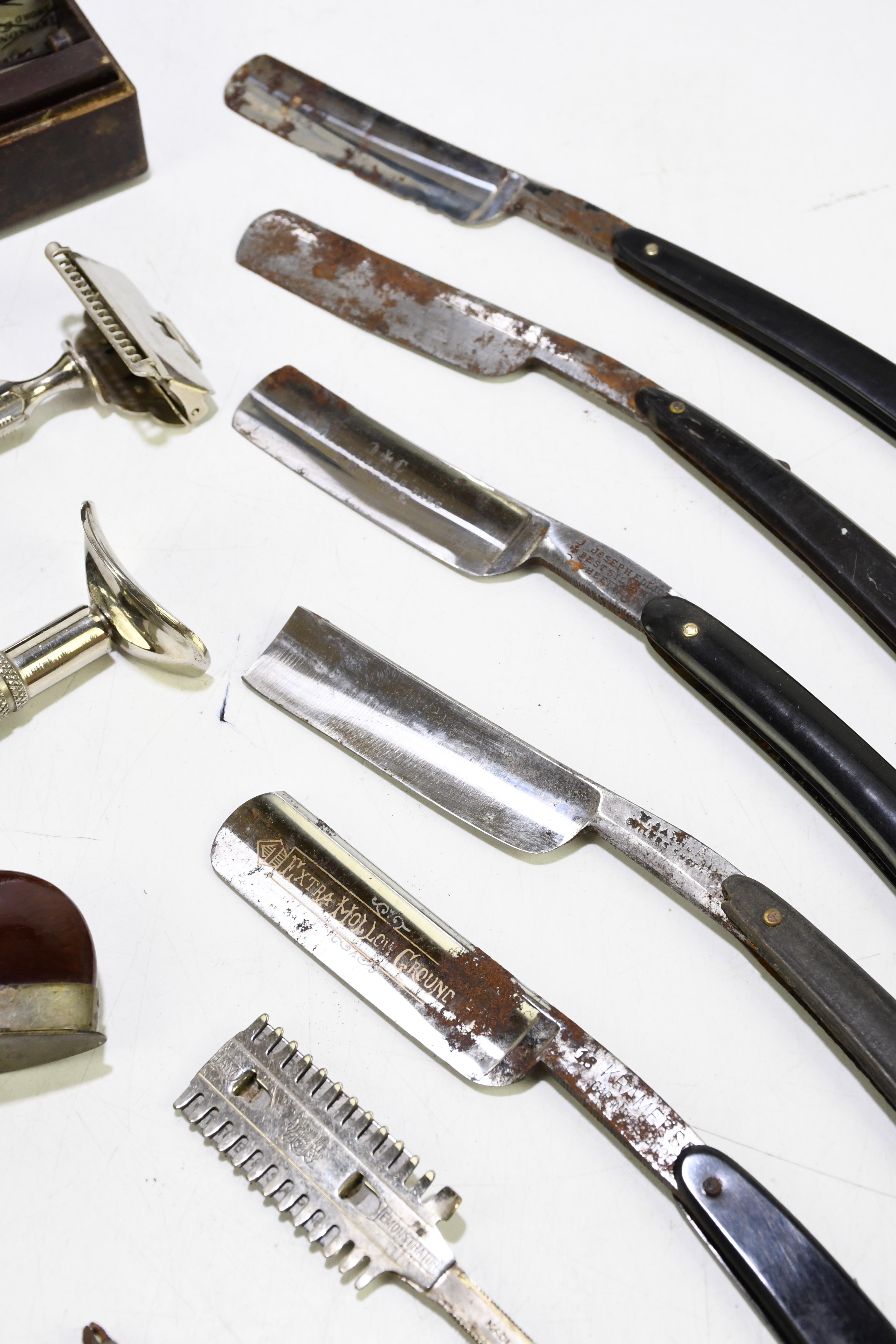 Lot 2491 - A small selection of assorted razors to
