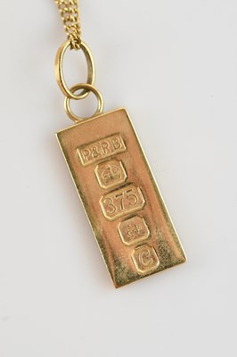 Lot 602 - A 9ct yellow gold ingot pendant on 9ct chain,...