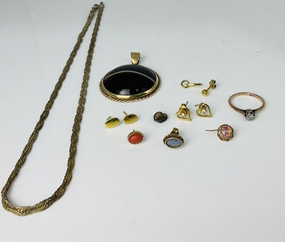 Lot 731 - A 9ct yellow gold single stone ring, size P,...