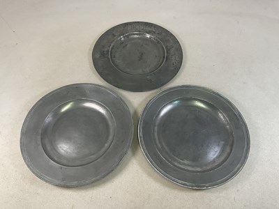 Lot 313 - An 18th century pewter charger, with engraved...