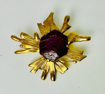 Lot 660 - CHARLES DE TEMPLE; an unusual vintage 9ct gold...
