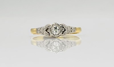 Lot 736 - An 18ct yellow gold platinum tipped single...