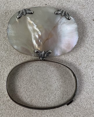 Lot 621 - A George III mother of pearl bodied and white...