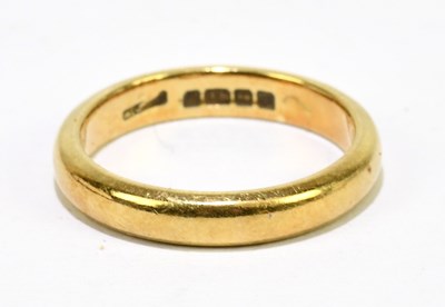 Lot 1078 - An 18ct gold wedding band, weight 5g.