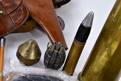 Lot 417 - A mixed lot of military items to include a WWI...