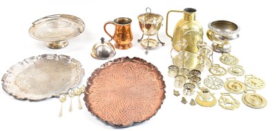 Lot 735 - A small quantity of metalware including silver...