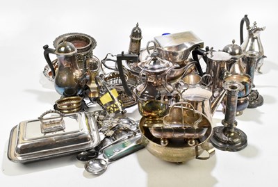 Lot 307 - A quantity of metalware