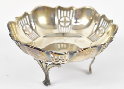 Lot 811 - SAUNDERS & SHEPHERD; a George V hallmarked...