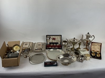 Lot 726 - A quantity of plated items including cased set...