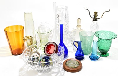 Lot 610 - An assortment of early 20th century and later glassware