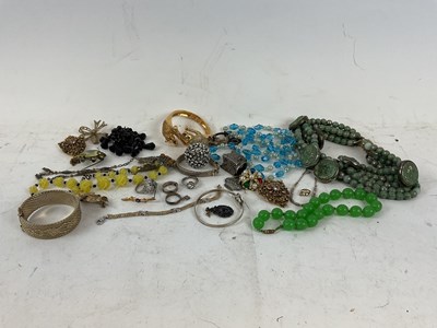 Lot 913 - A small quantity of costume jewellery...