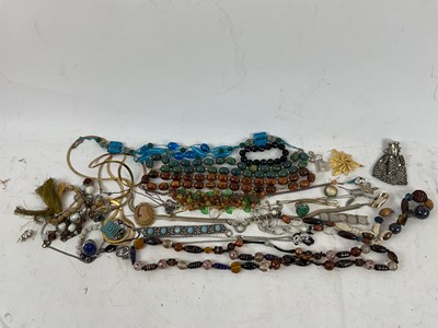 Lot 925 - A large quantity of costume jewellery...