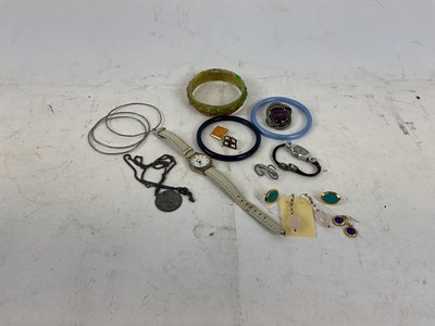 Lot 943 - A small mixed lot of assorted costume jewellery.