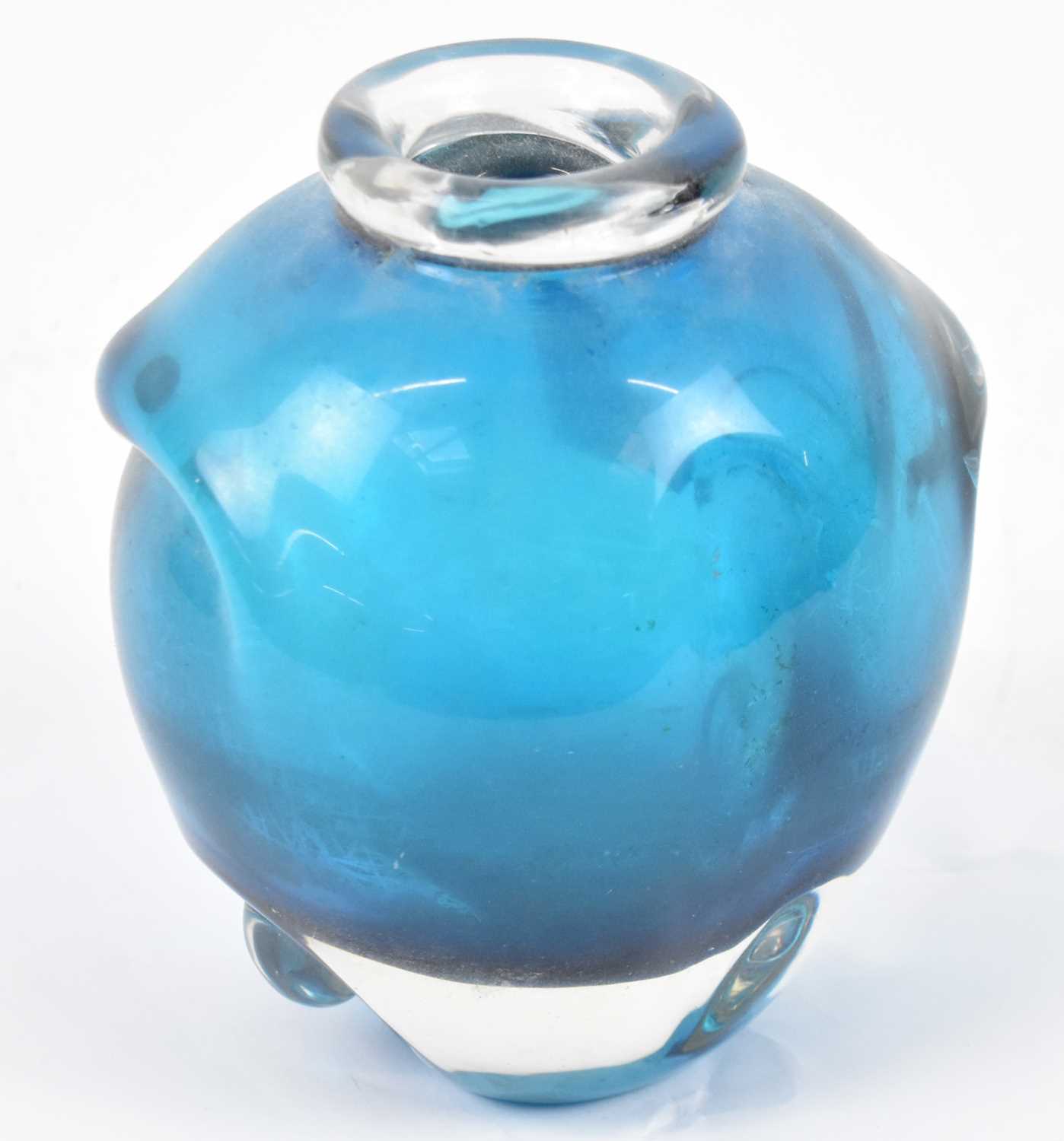 Lot 563 A Small Blue Art Glass Vase Height 13cm 2504