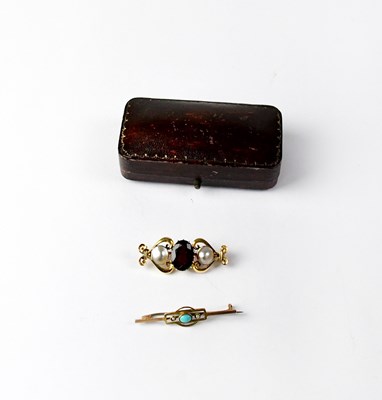 Lot 1198 - An Edwardian 9ct yellow gold Art Deco bar...
