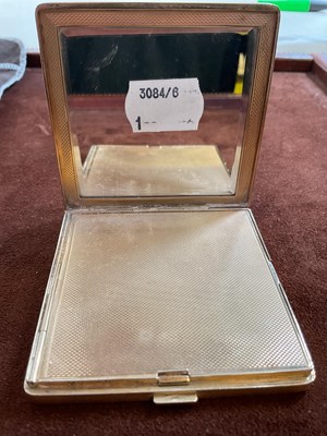 Lot 537 - A 9ct yellow gold compact of square section...