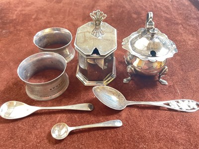 Lot 422 - A group of small hallmarked silver items,...