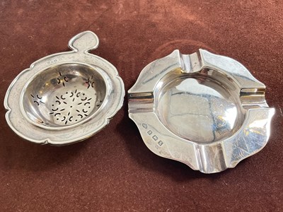 Lot 423 - A George V hallmarked silver ashtray of simple...