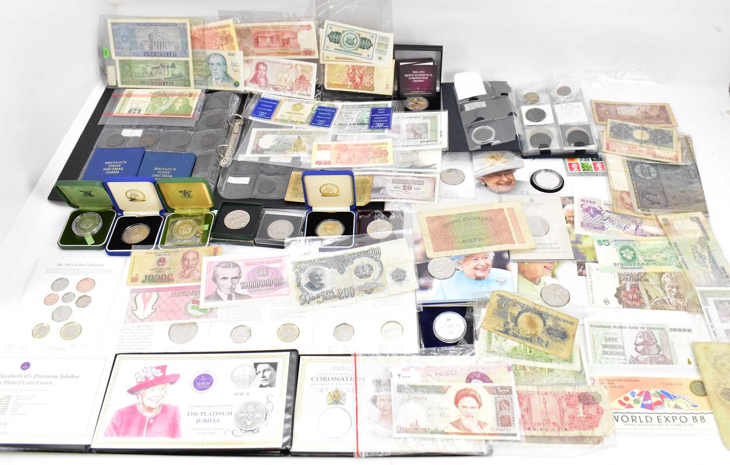 Lot 896 - Various mixed coins, coin sets, vintage,...