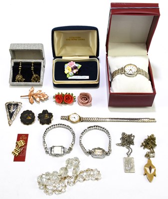 Lot 1479 - A small collection of costume jewellery to...