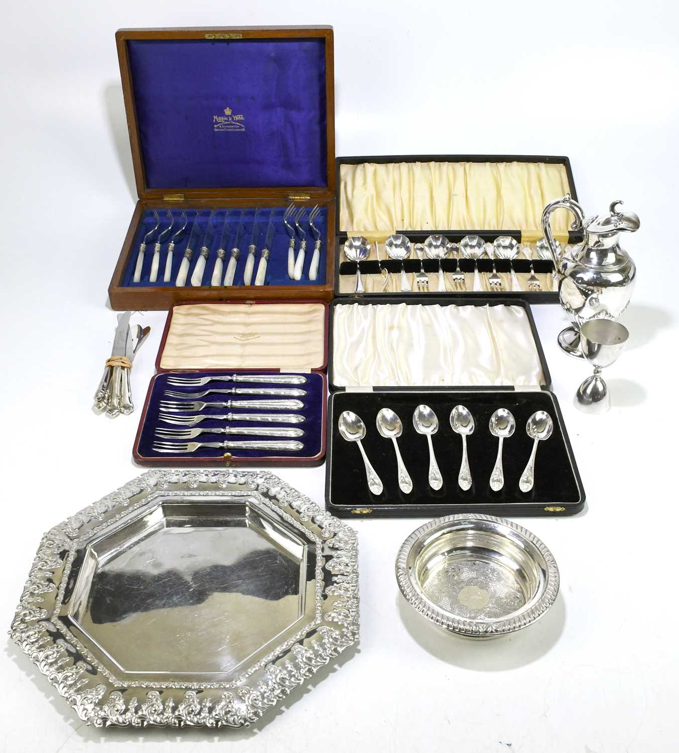 Lot 1286 - A collection of various electroplated items to...