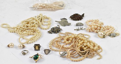 Lot 926 - A small collection of assorted costume...