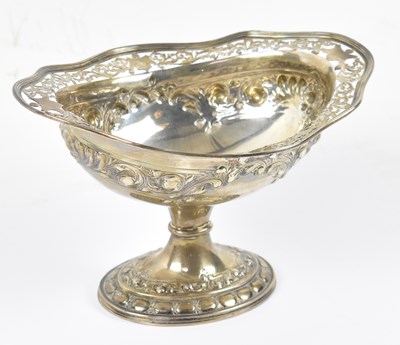 Lot 760 - An Edwardian hallmarked silver oval bonbon...