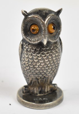 Lot 805 - An Edwardian hallmarked silver novelty seal...