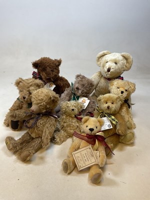 Lot 124 - A quantity of teddy bears.