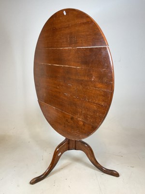 Lot 520 - An early 19th century oak circular tilt-top...