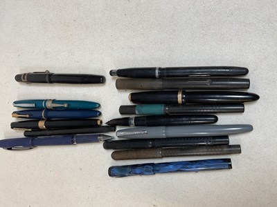 Lot 37 - A group of vintage pens, including a Parker 17,...
