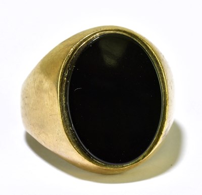 Lot 127 - A 9ct yellow gold and black onyx signet ring,...