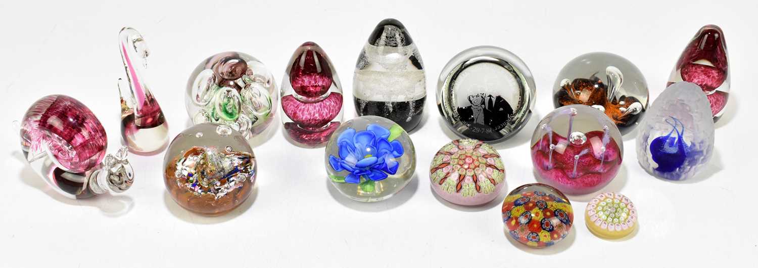Cheesy Paperweights Lot 383 - A collection of assorted paperweights