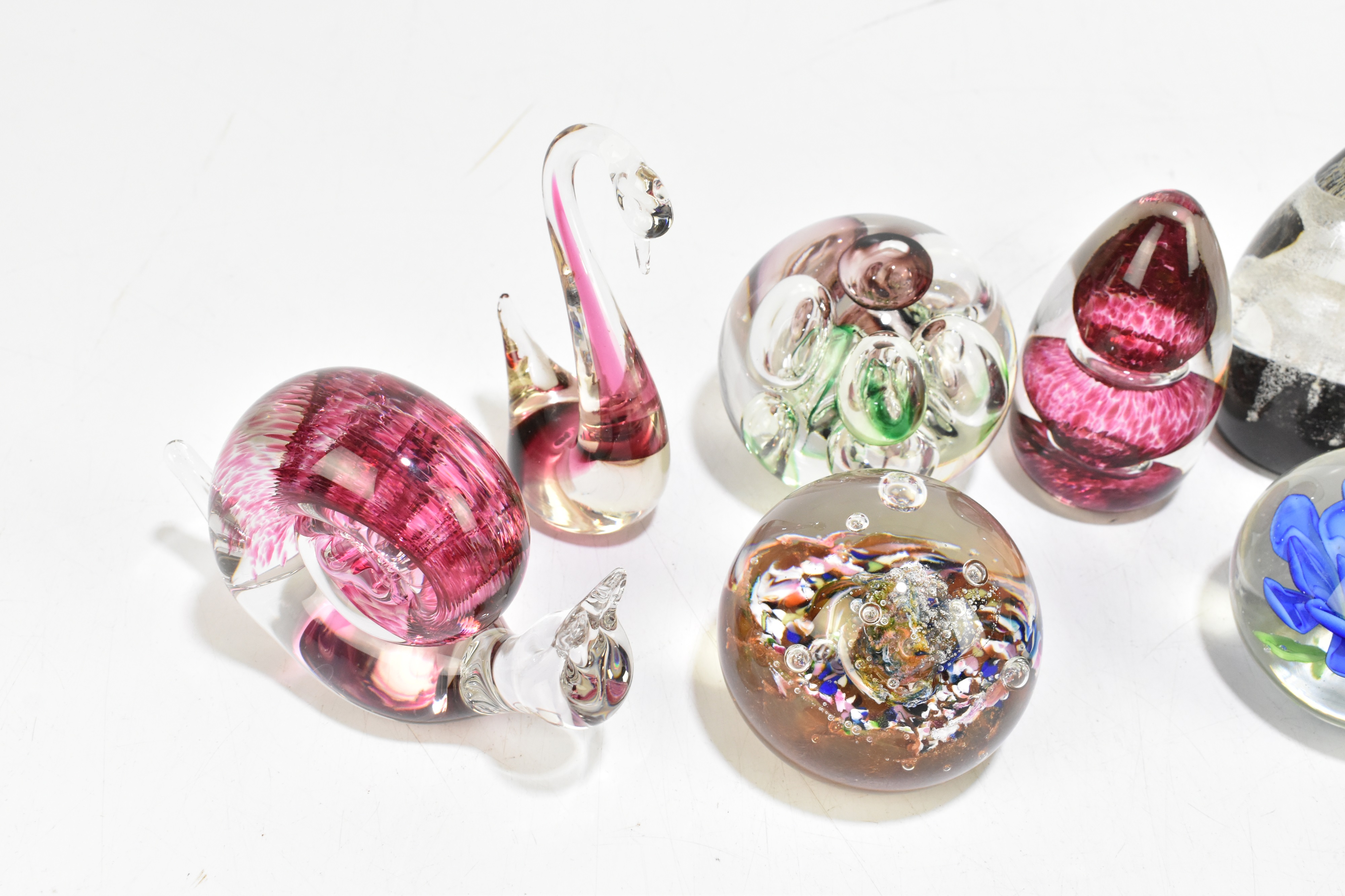Cheesy Paperweights Lot 383 - A collection of assorted paperweights