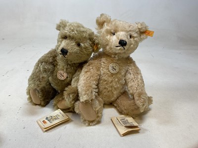 Lot 128 - Two contemporary Steiff bears