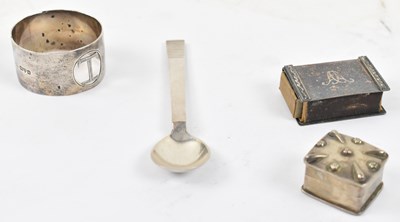 Lot 822 - A small collection of silver comprising of a...