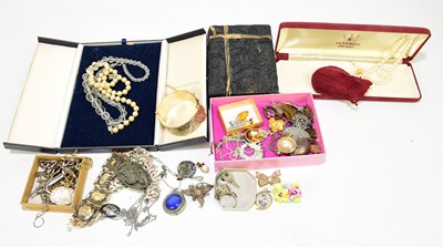 Lot 1476 - A small quantity of assorted costume jewellery...
