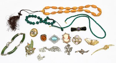Lot 1477 - A small collection of costume jewellery to...
