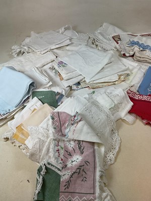 Lot 184 - A quantity of various table linen