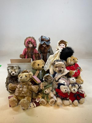 Lot 121 - A collection of teddy bears and collectors'...