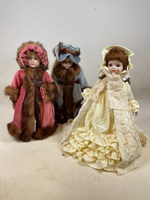 Lot 121 - A collection of teddy bears and collectors'...